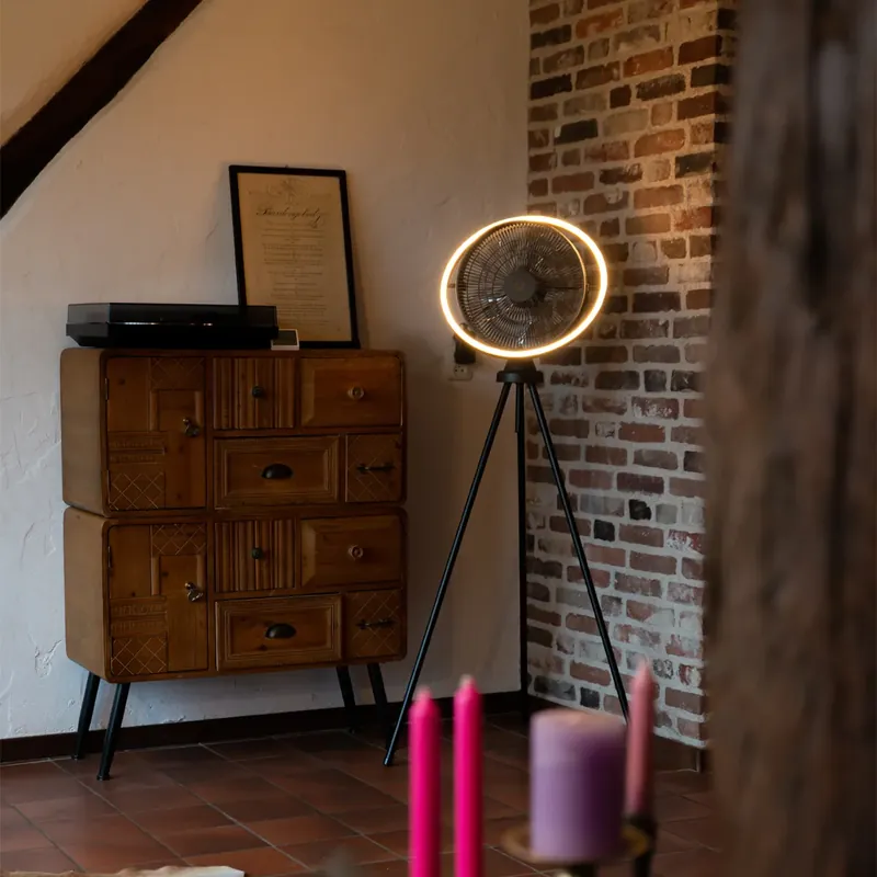 Álló ventilátor állványon fekete, LED-del, 3 fokozatú fényerő-szabályozóval és állítható - Marleen Biztonságos vásárlás