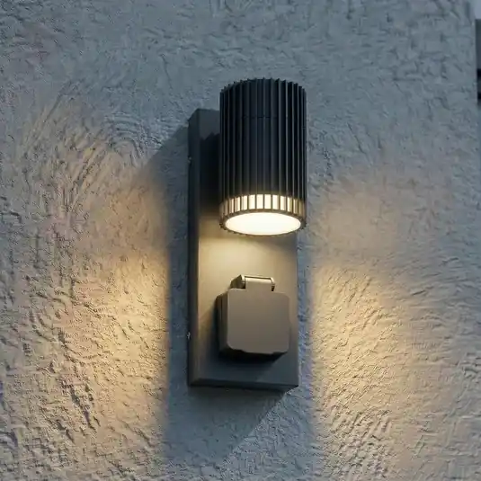 Kihagyhatatlan ajánlat Lindby Enerio kültéri fali lámpa, fekete, csatlakozóaljzattal, GU10, IP44
