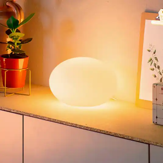 Philips Hue okosotthon LED asztali lámpa Flourish, fehér, RGBW, CCT Vedd meg most