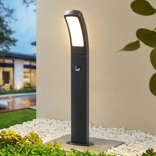 Korlátozott ajánlat Lindby LED lábazati lámpa Moshe, 60 cm, antracit, érzékelővel