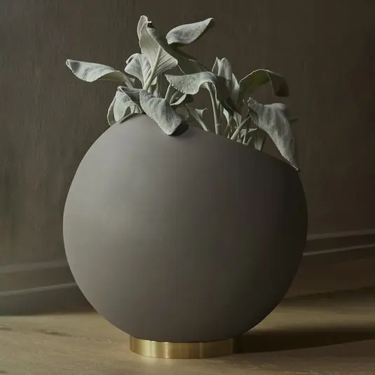 Vásárlói kedvenc AYTM Globe virágcserép, Ø 37 cm, szürkésbarna, alumínium, acél