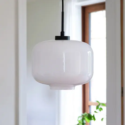 Dyberg Larsen Arp lógó lámpa, fehér, üveg, Ø 30 cm Azonnali szállítás