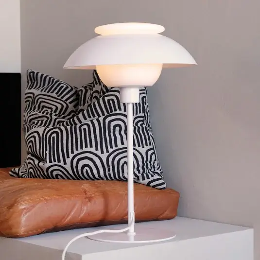 Expressz szállítás Dyberg Larsen Opus asztali lámpa, matt fehér. Magassága 47,5 cm