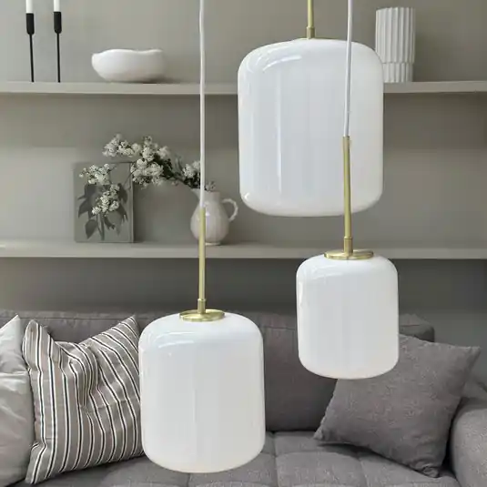 Dyberg Larsen Silvia lógó lámpa, Ø 20 cm, opál/sárgaréz, üveg Korlátozott ajánlat